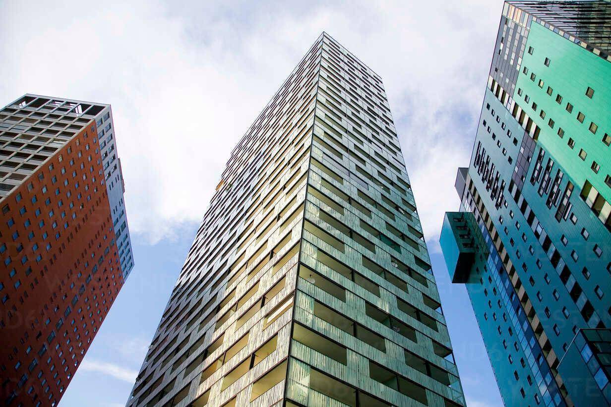 Beeindruckende moderne Hochhäuser mit markanten Fassaden unter blauem Himmel.