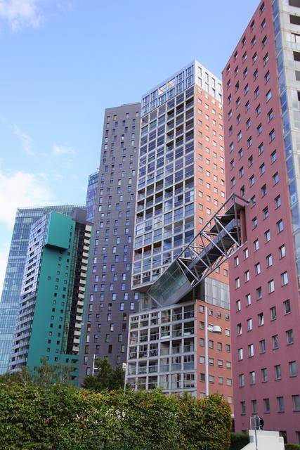 Moderne Hochhäuser mit unterschiedlichen Fassaden und architektonischen Details.