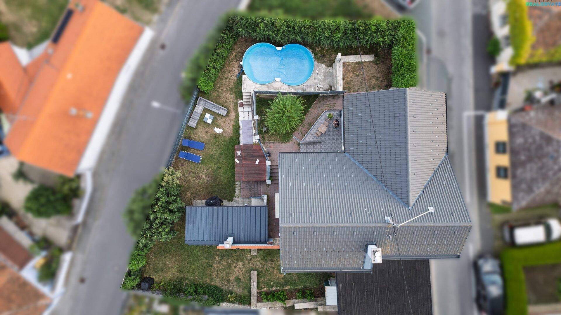 Vogelperspektive des Hauses mit Garten, Pool und gepflegter Außenanlage.