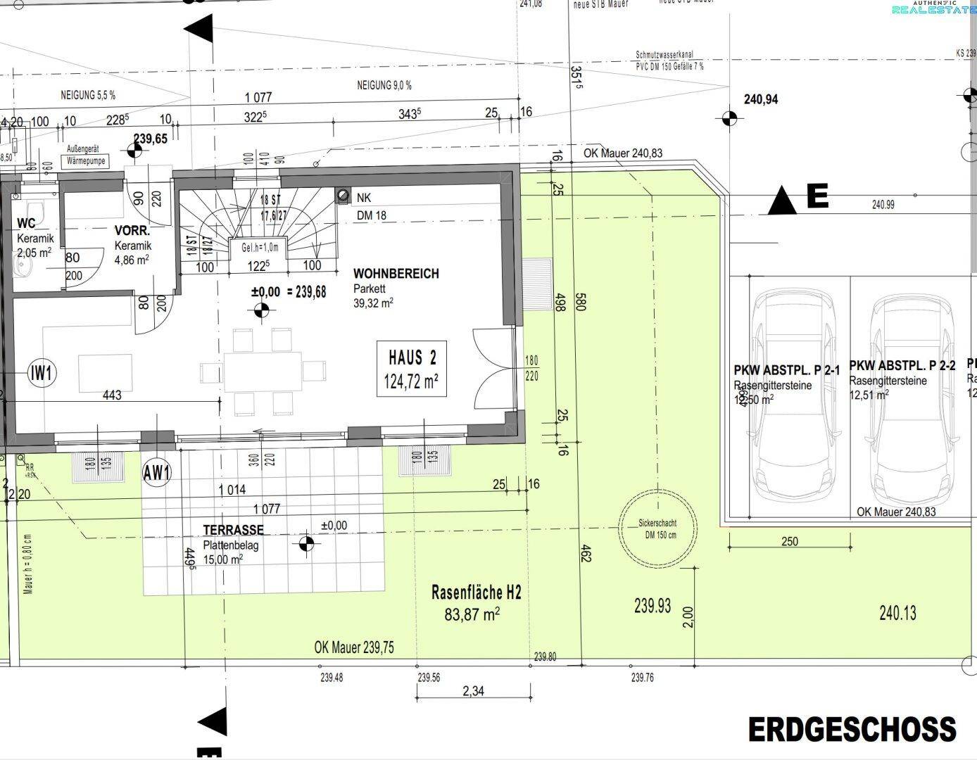 Grundriss des Erdgeschosses mit Wohnbereich, Terrasse und Parkplätzen.