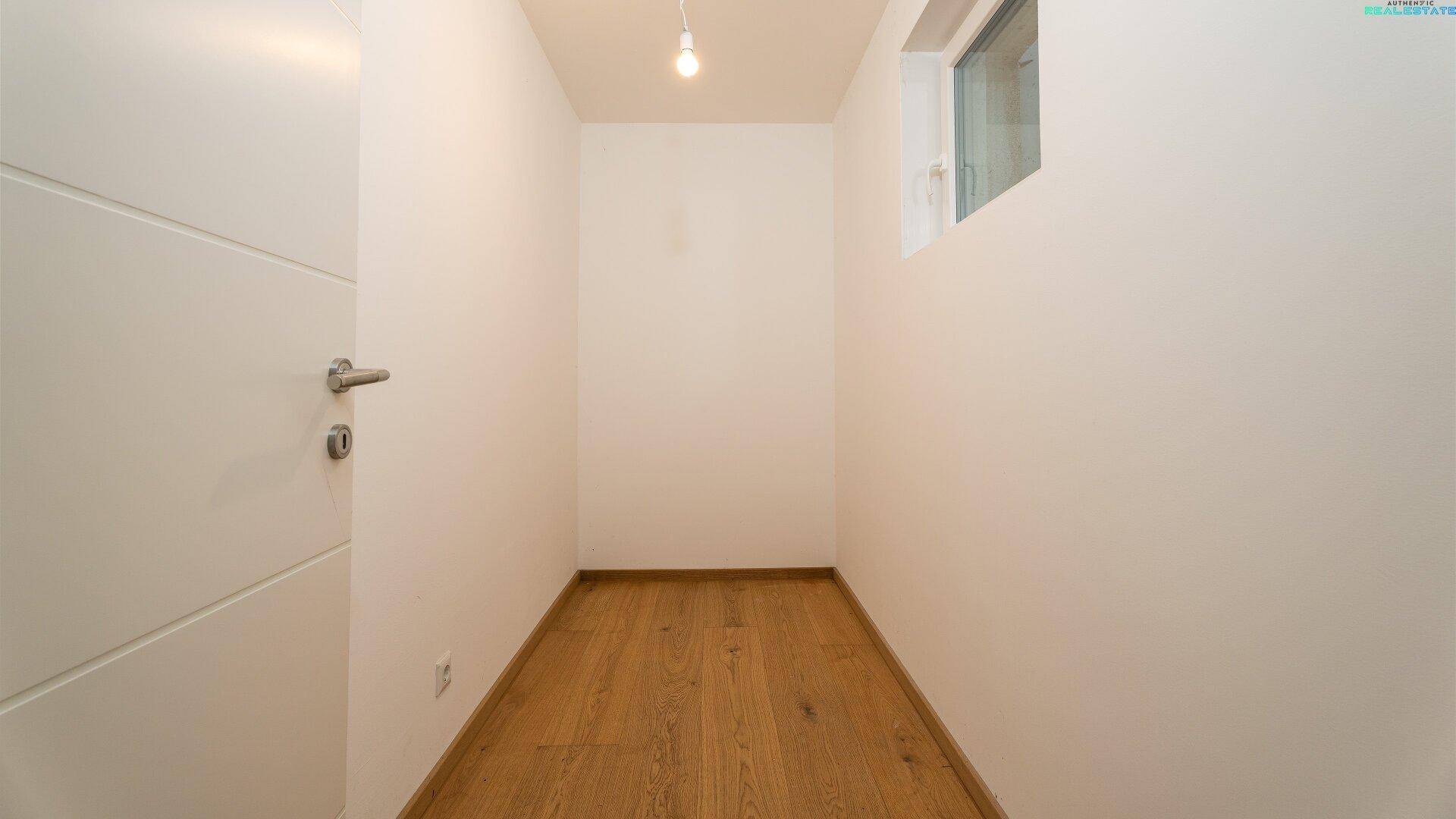 Kleiner Abstellraum mit Holzboden und Fenster, ideal für zusätzlichen Stauraum im Haus.