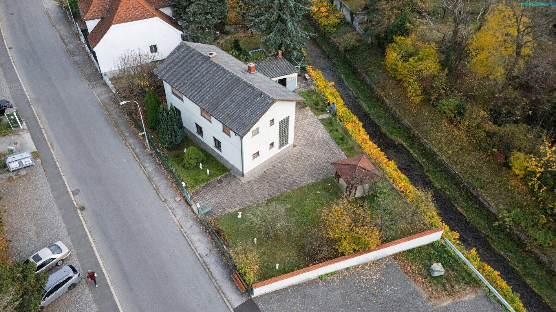 Übersicht aus der Vogelperspektive mit dem Haus, Garten, der Straße und der angrenzenden Nachbarschaft.