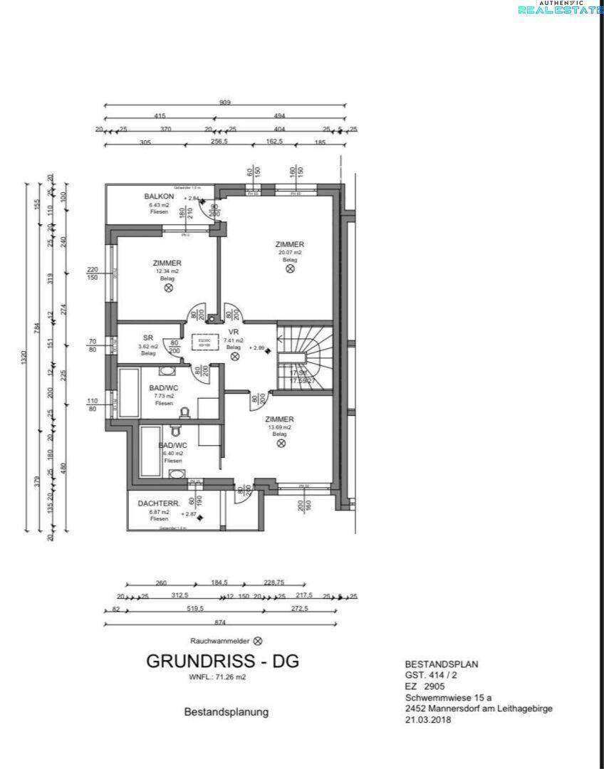 Grundriss des Dachgeschosses mit Schlafzimmern, Bädern und Balkon.