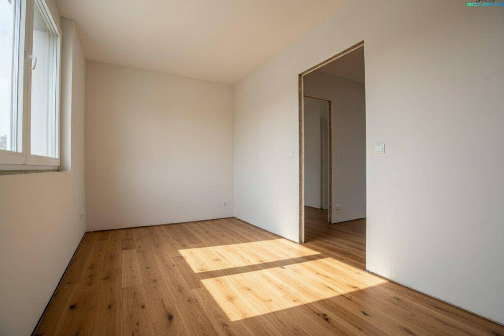 Helles Schlafzimmer mit Holzboden und weiß gestrichenen Wänden, bereit zur individuellen Gestaltung.