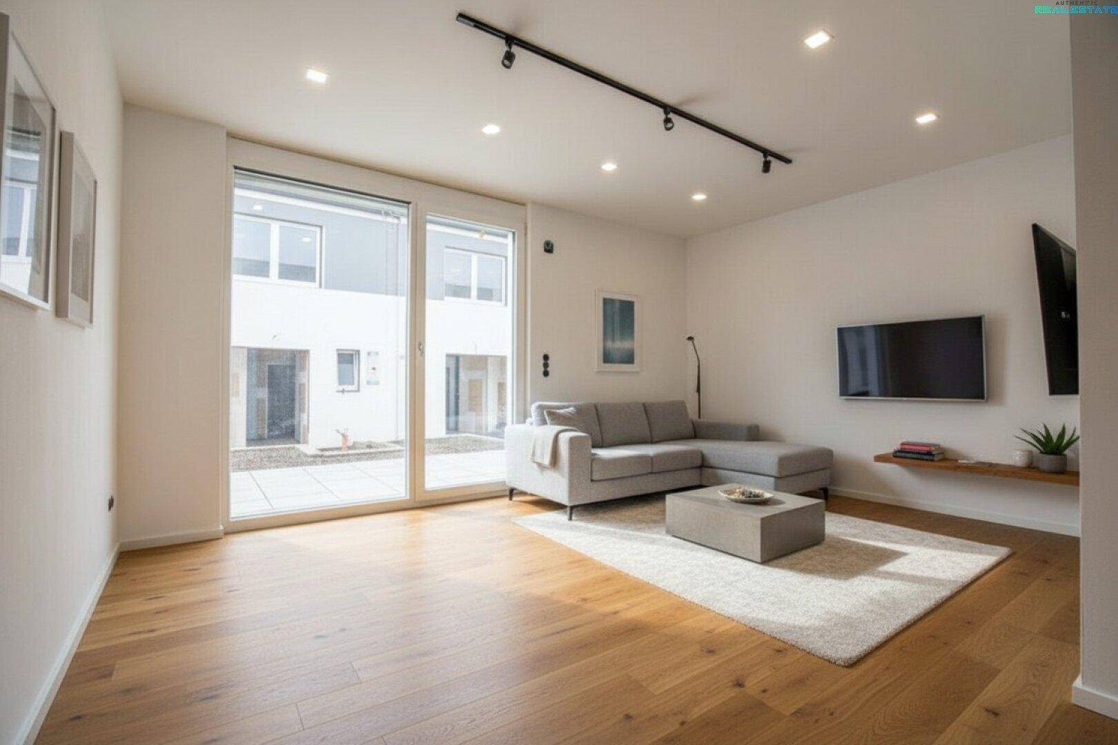 Modernes Wohnzimmer mit Holzboden, Einbaustrahlern und Zugang zur Terrasse.