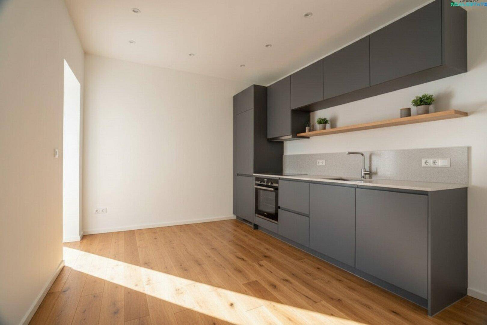 Moderne Einbauküche in Grau mit Holzregal und Holzboden in hellem Raum.