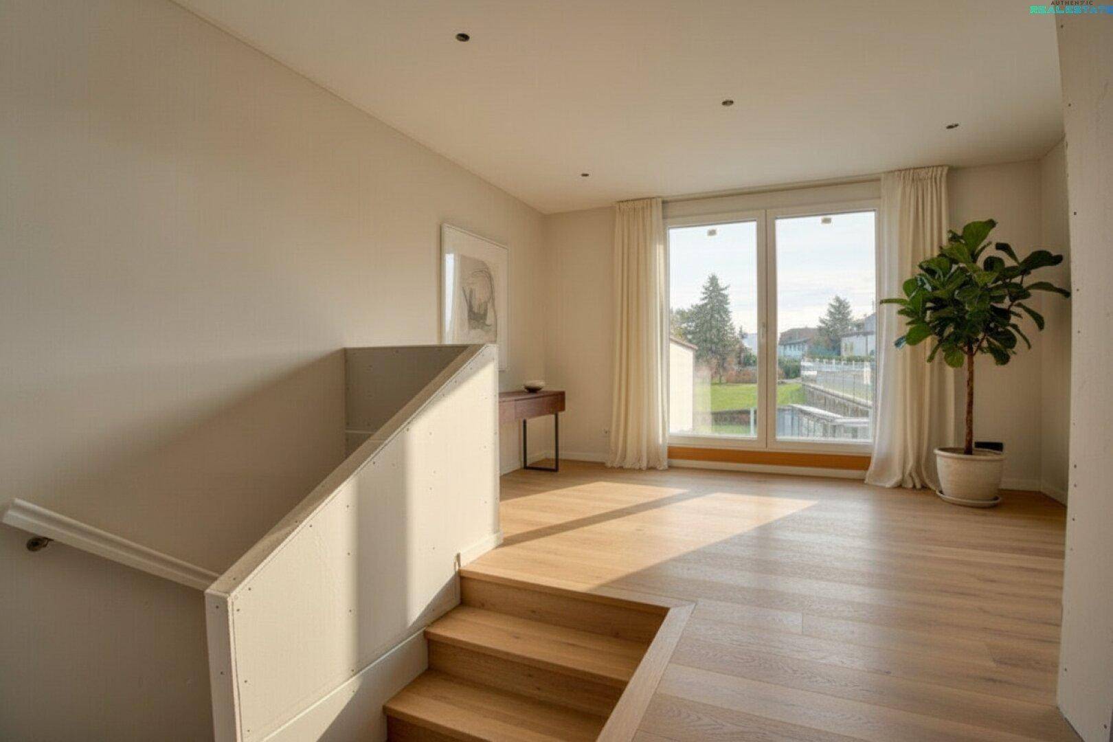Heller Wohnbereich mit Holzboden, Treppenaufgang und großem Fenster mit Vorhängen.