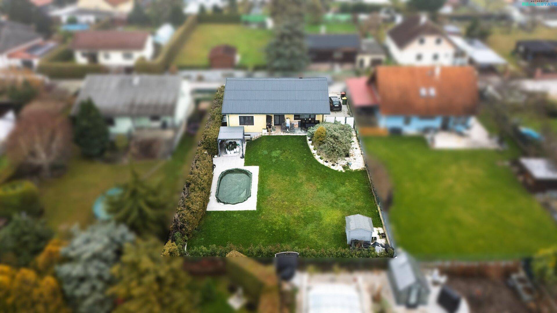 Gesamtansicht des Hauses und des weitläufigen Gartens mit Pool und Nebengebäuden.