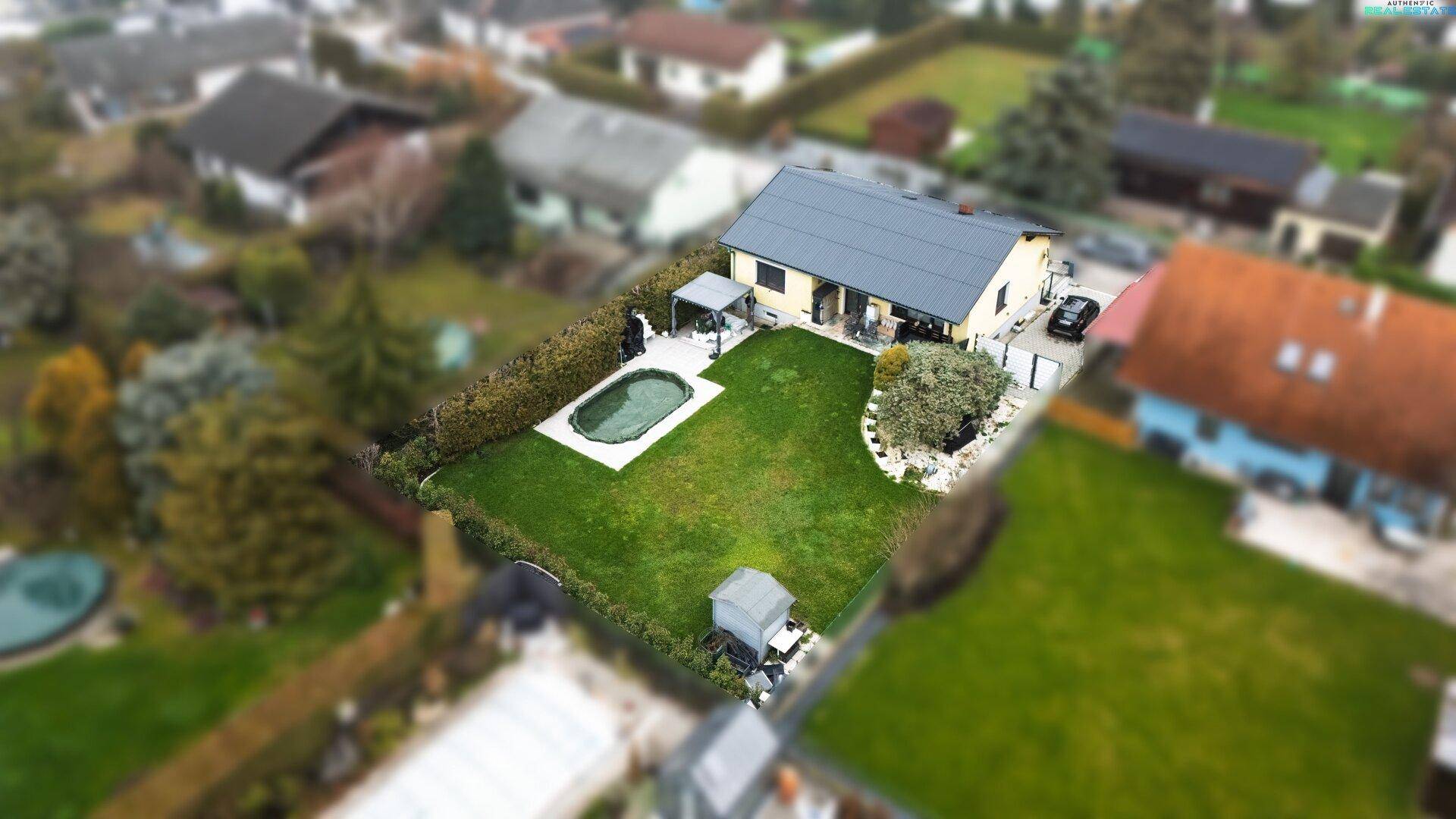 Detaillierte Luftaufnahme des Gartens mit Pool, Rasenfläche und Gartenhaus.