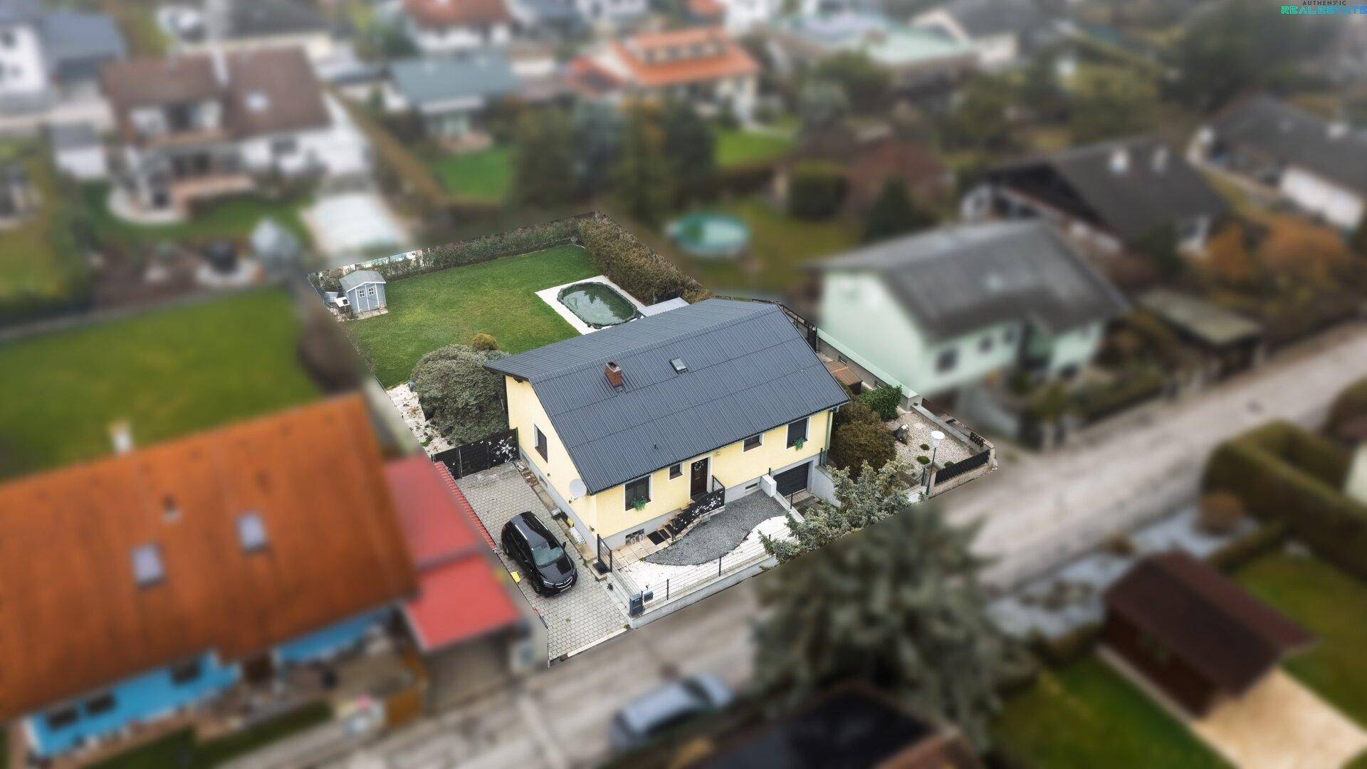 Übersicht des Anwesens aus der Vogelperspektive mit Haus, Garten und Poolbereich.