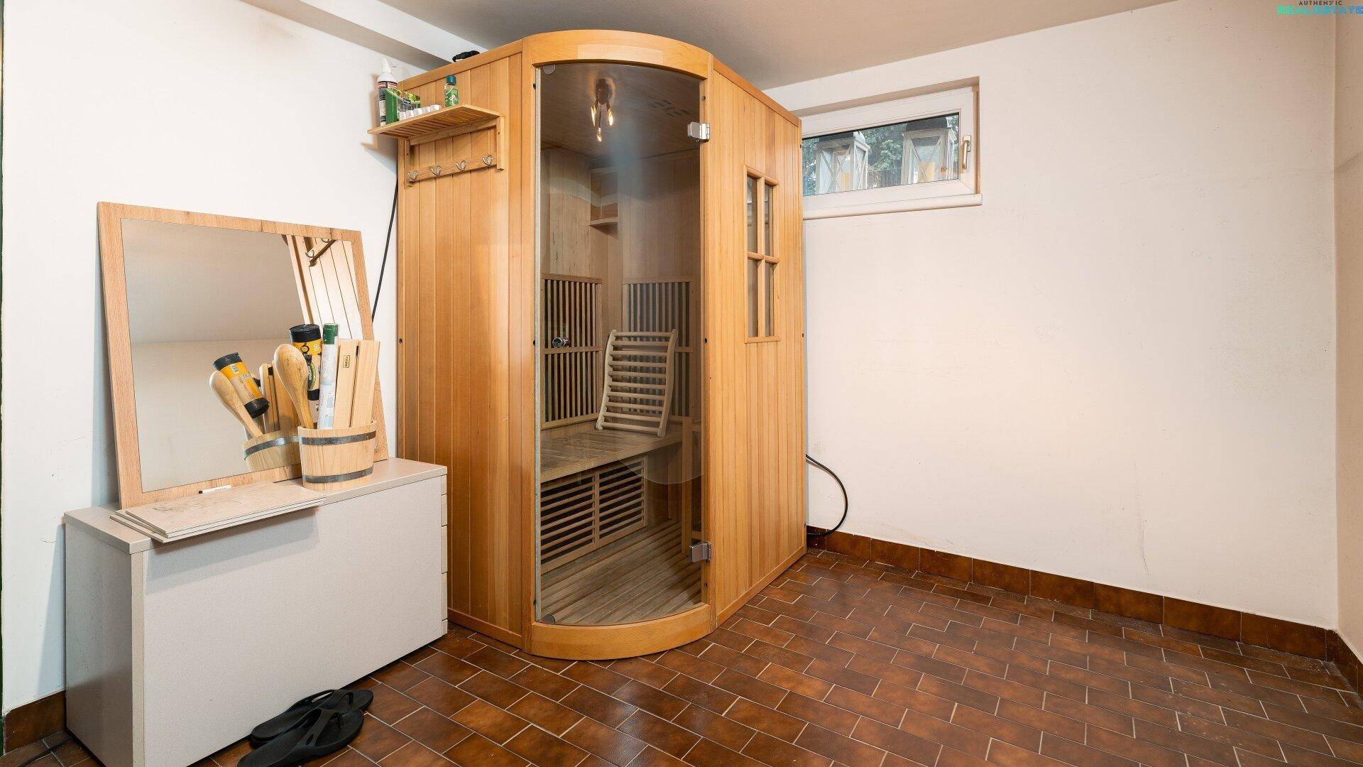 Sauna im Kellerbereich mit Holzausstattung und Fliesenboden.