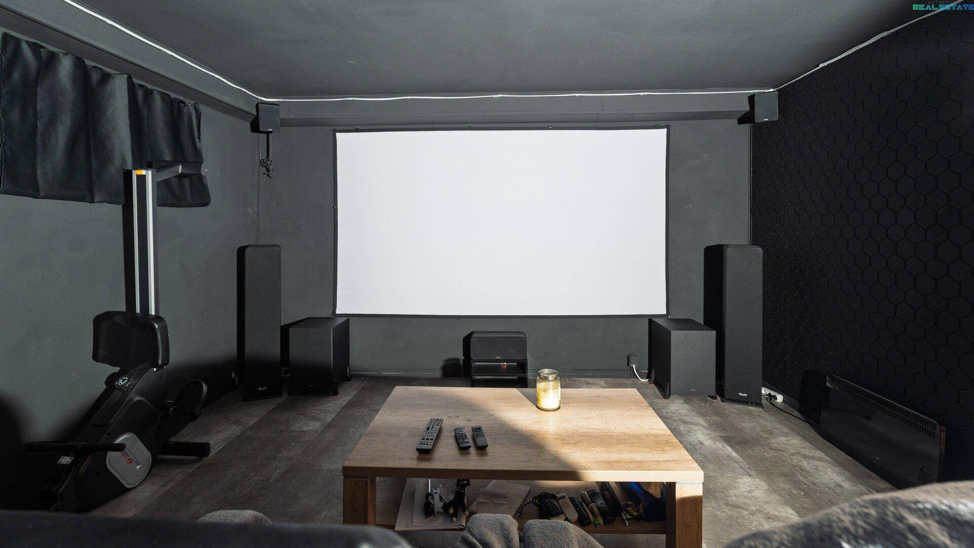 Heimkino im Keller mit großer Projektionsfläche und Soundsystem.