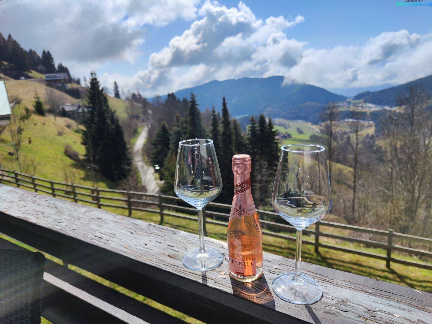 Balkon mit atemberaubendem Bergblick, ideal für entspannte Momente mit einem Glas Sekt.