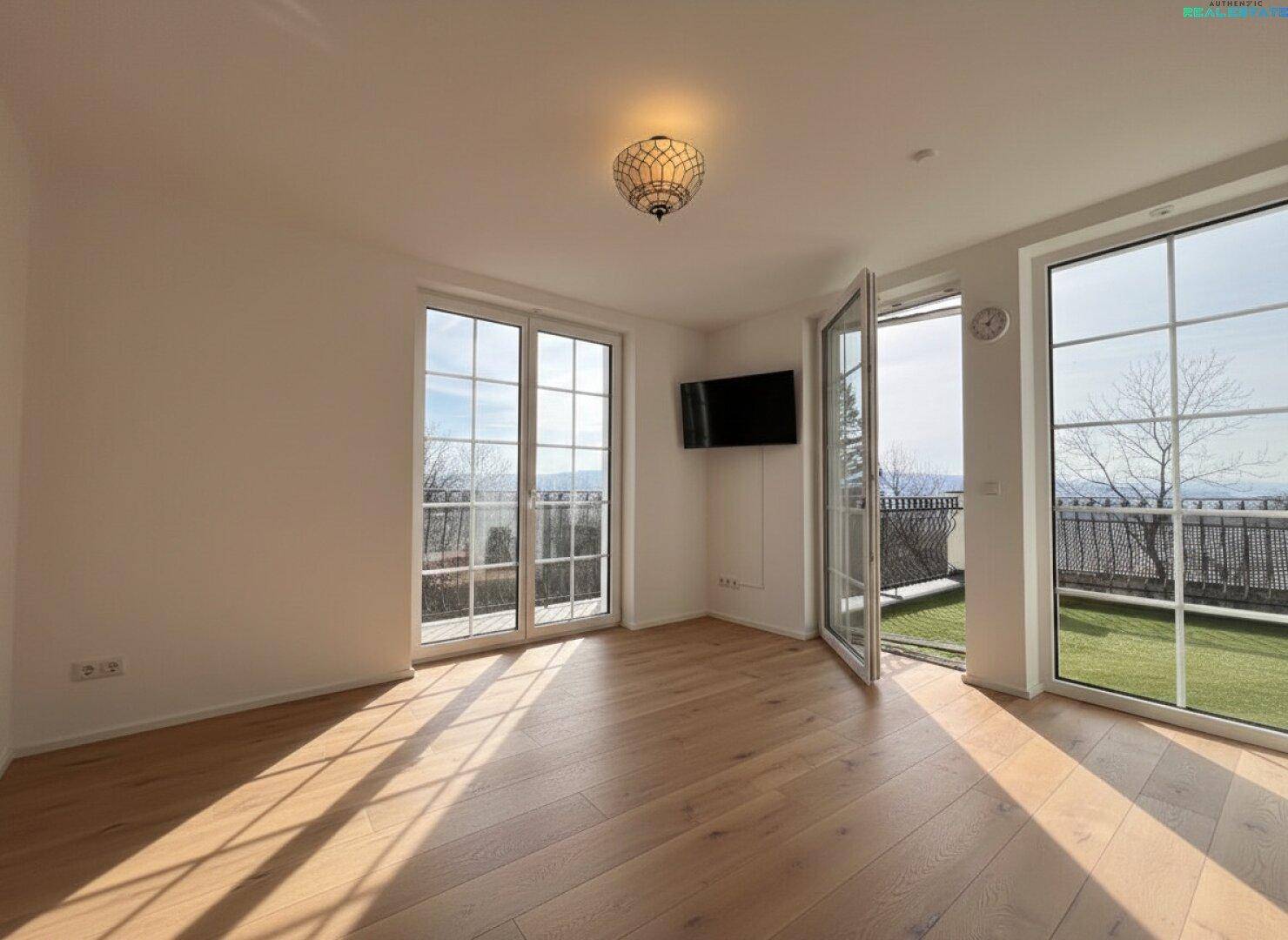 Helles Zimmer mit Holzboden, großen Fenstern und Zugang zum Balkon mit Weitblick.