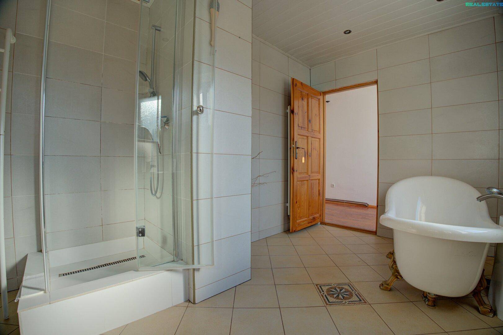 Badezimmer mit freistehender Badewanne und Duschkabine.