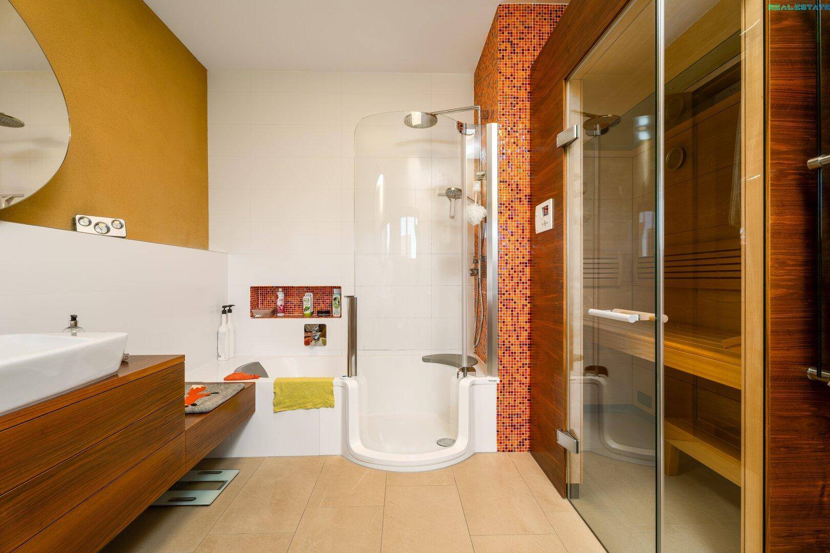Geräumiges Badezimmer mit moderner Dusche und integrierter Sauna für Wellnessmomente.