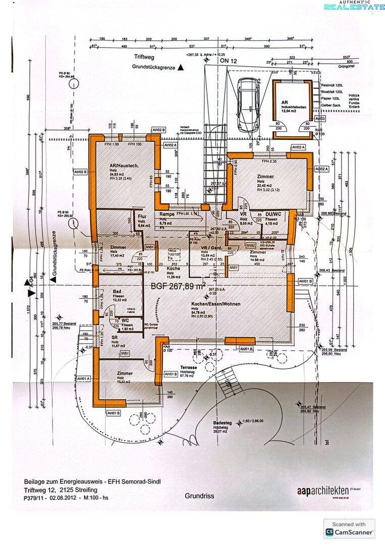 Detaillierter Grundriss des Erdgeschosses mit Raumaufteilung und Außenbereichen.