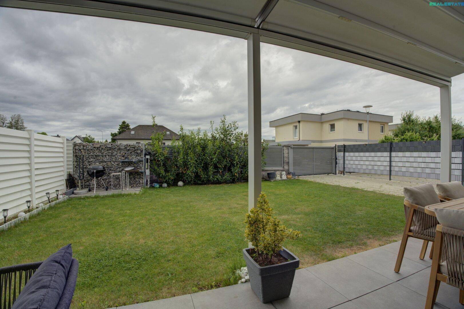 Gemütliche Terrasse mit Blick auf den Garten und die umliegende Nachbarschaft.
