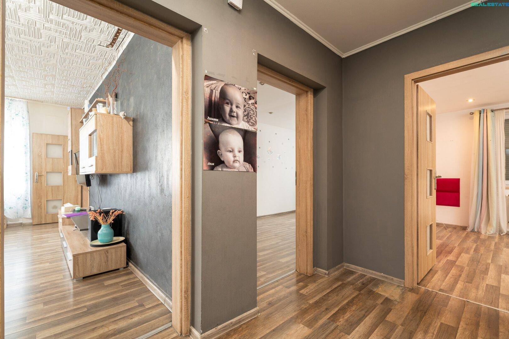 Heller Flur mit Holzboden und Zugang zu verschiedenen Räumen.