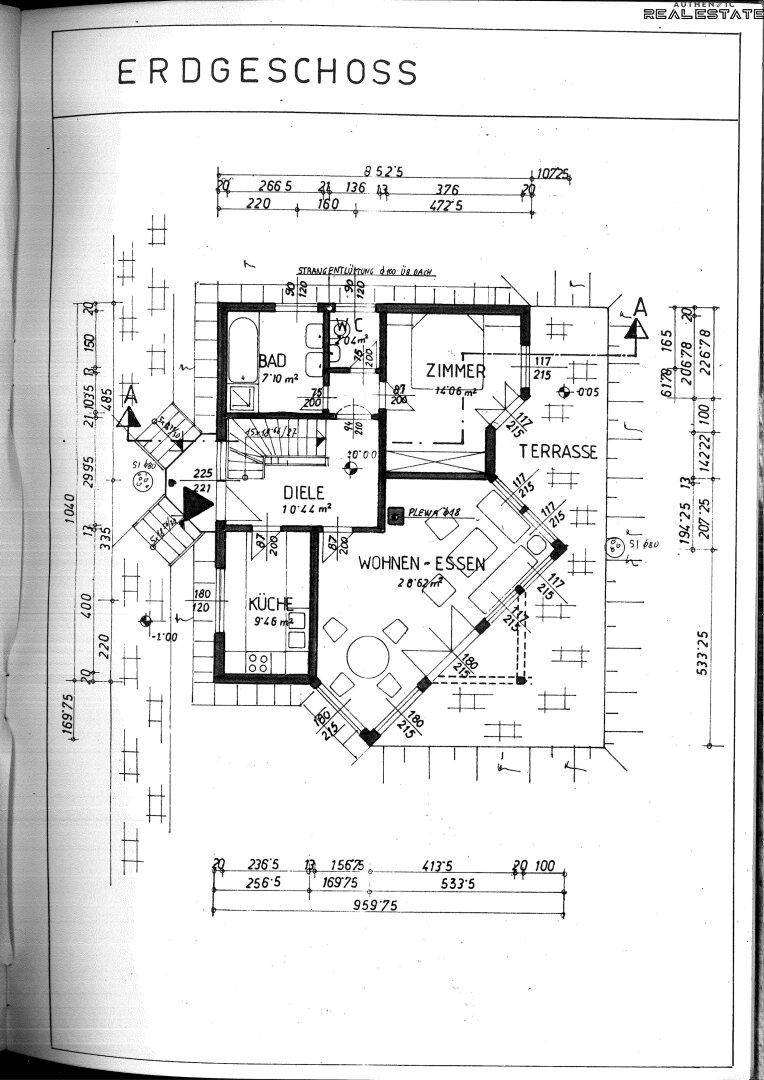 Grundriss des Erdgeschosses mit Wohn-Essbereich, Küche, Zimmer, Bad und Terrasse.