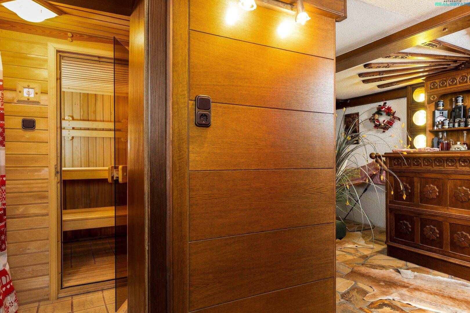 Eingangsbereich zur Sauna mit Holztäfelung und traditioneller Einrichtung.