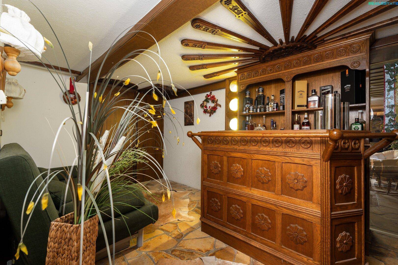 Rustikale Hausbar mit Holzeinrichtung und gemütlicher Sitzecke, ideal für gesellige Abende.