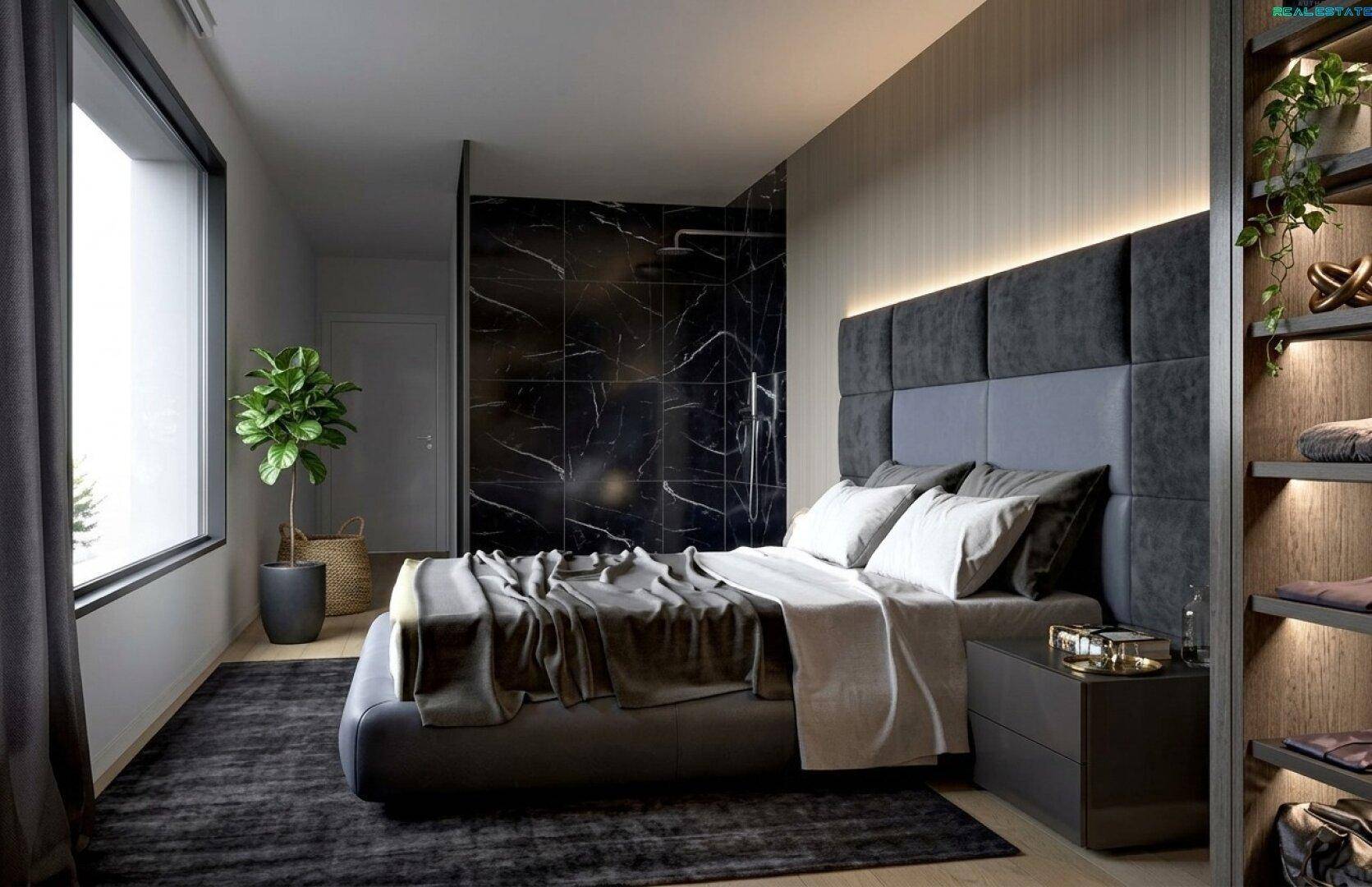 Modernes Schlafzimmer mit großem Bett, dunklem Kopfteil und integrierter Dusche mit schwarzen Marmorfliesen.