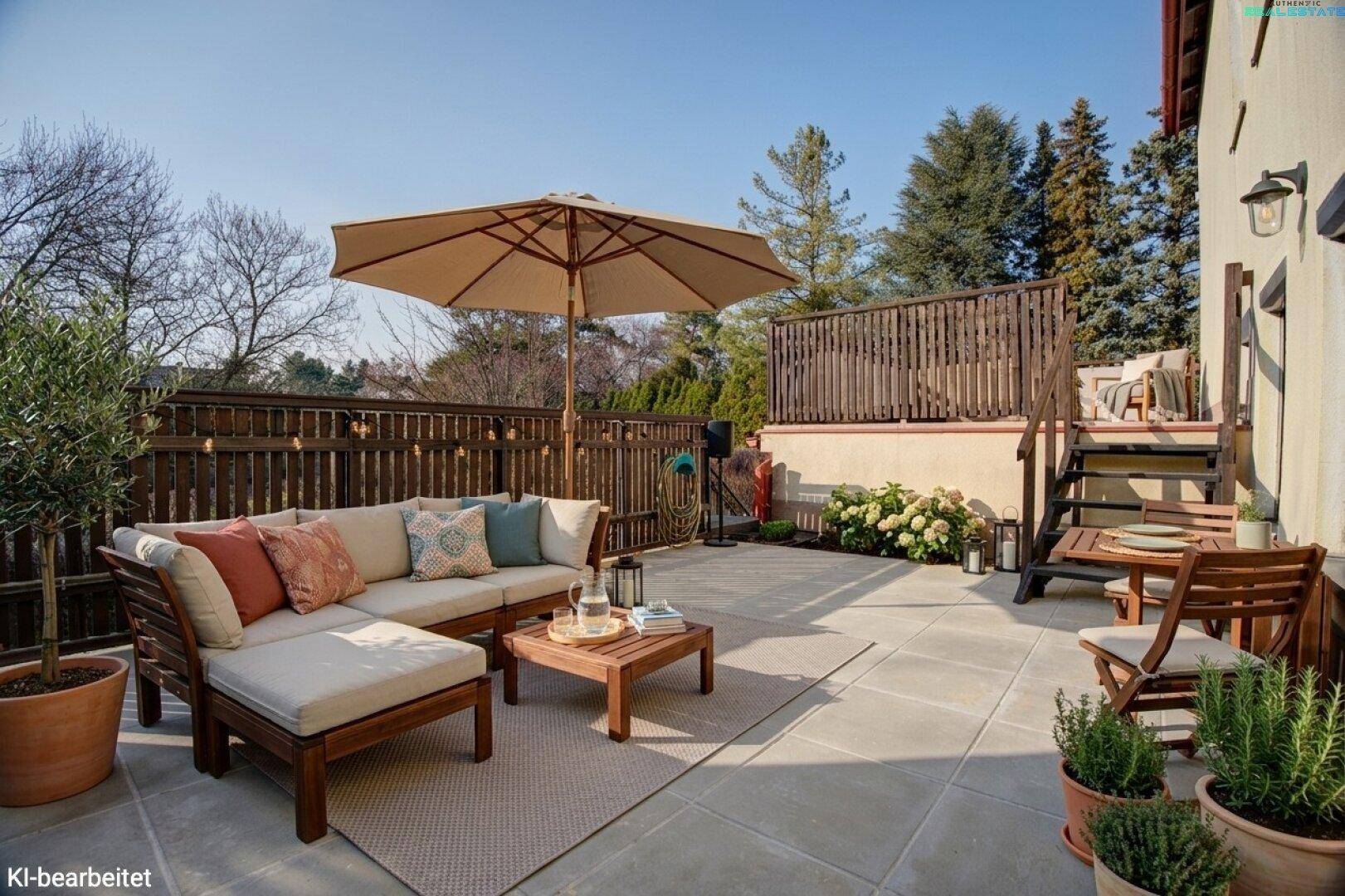 Geräumige gepflasterte Terrasse mit bequemen Gartenmöbeln und Sonnenschirm für entspannte Stunden.