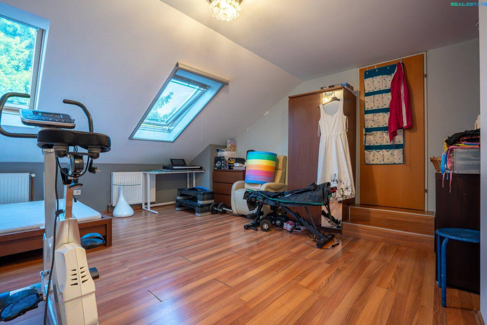 Geräumiges Dachgeschosszimmer mit Dachschrägen und Dachfenster, als Stauraum oder Hobbyraum nutzbar.