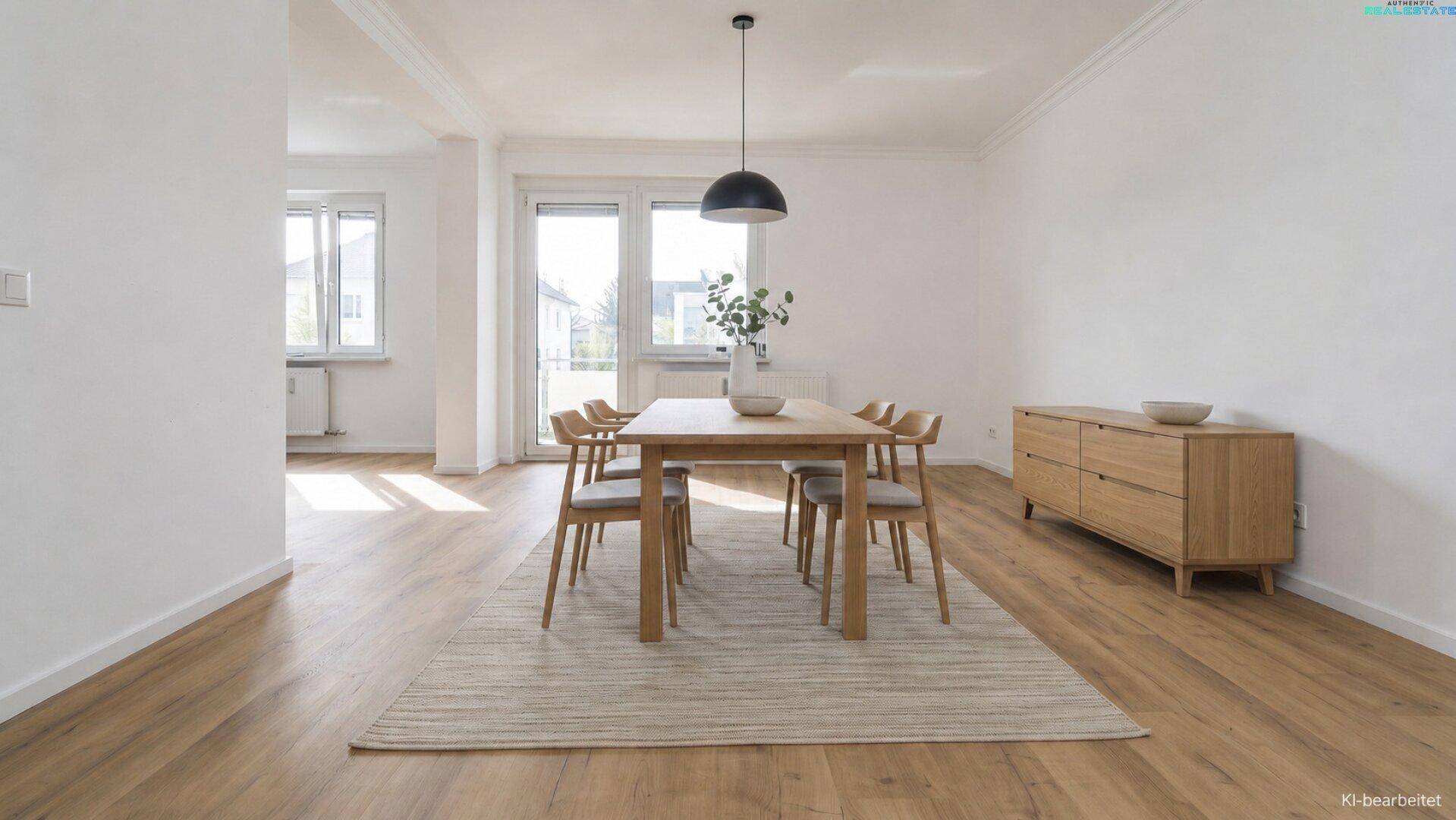 Heller Essbereich mit Holztisch, passendem Sideboard und Zugang zu einem Außenbereich.