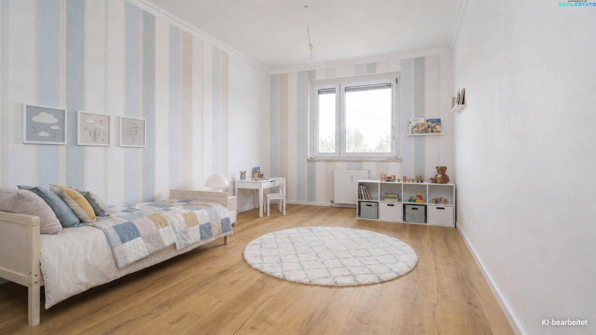 Kinderzimmer mit gestreifter Tapete, Holzboden und einem Fenster, das viel Licht hereinlässt.