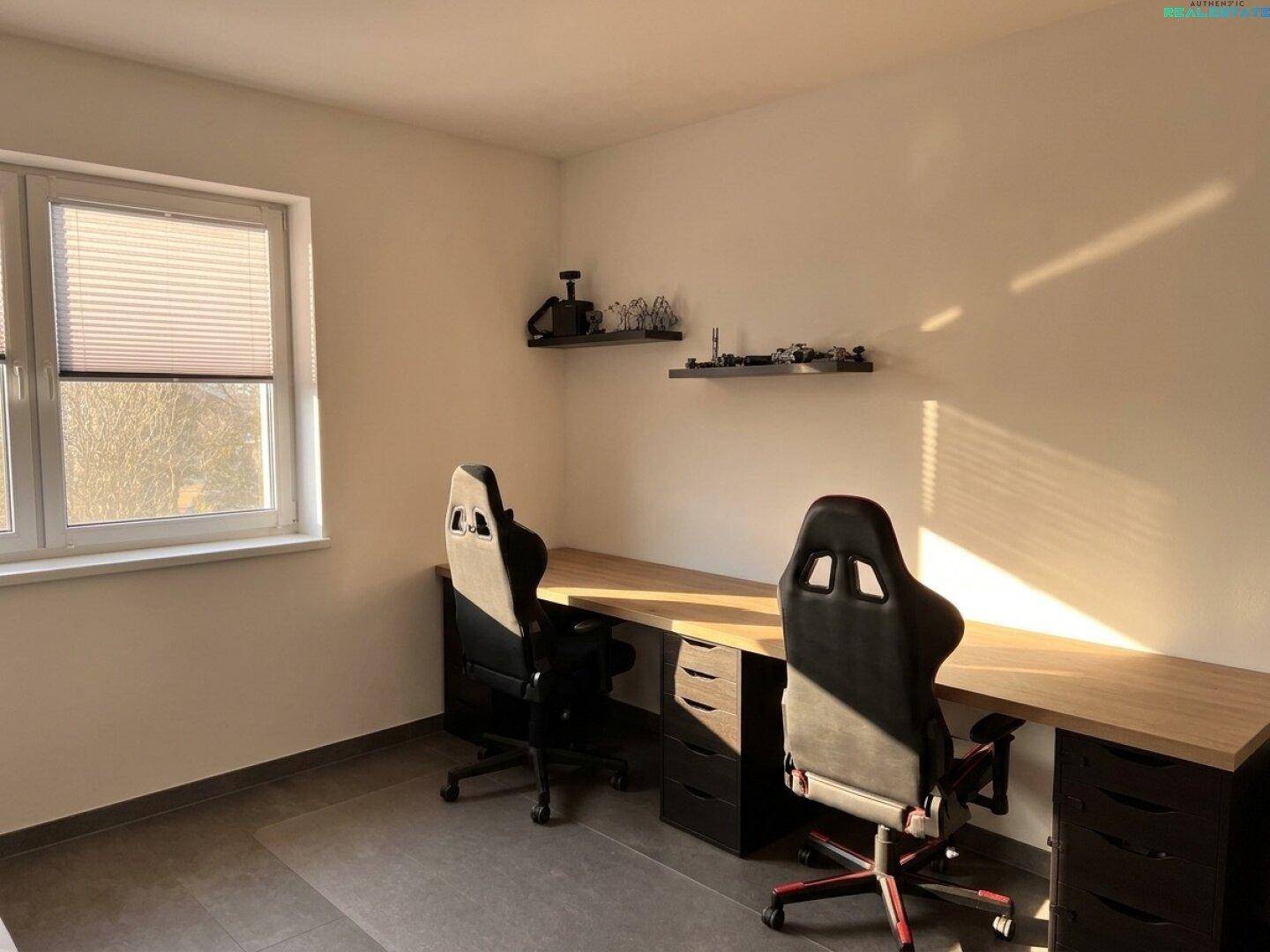 Helles Arbeitszimmer mit zwei Schreibtischen und Gaming-Stühlen, ideal für Home-Office oder Hobby.