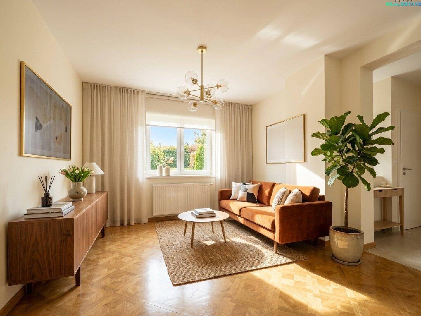 Modern eingerichtetes Wohnzimmer mit Parkettboden, stilvollen Möbeln und viel Tageslicht.
