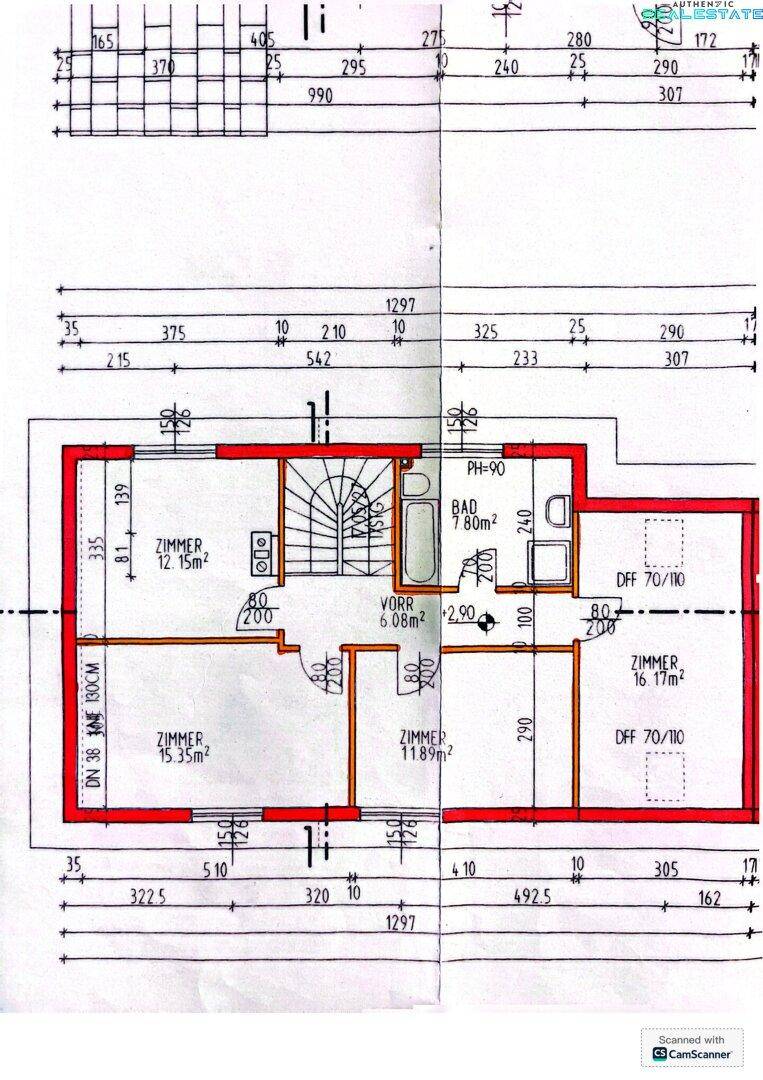 Detaillierter Grundriss des Obergeschosses mit mehreren Zimmern und einem Badezimmer.