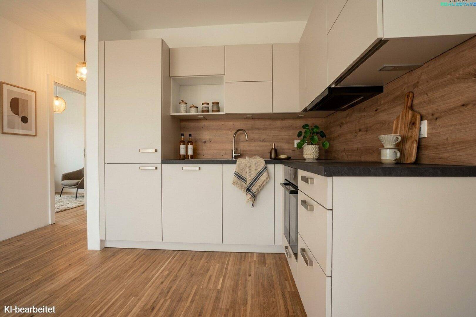 Moderne Küche mit hellen Schränken, Holzrückwand und dunkler Arbeitsplatte.