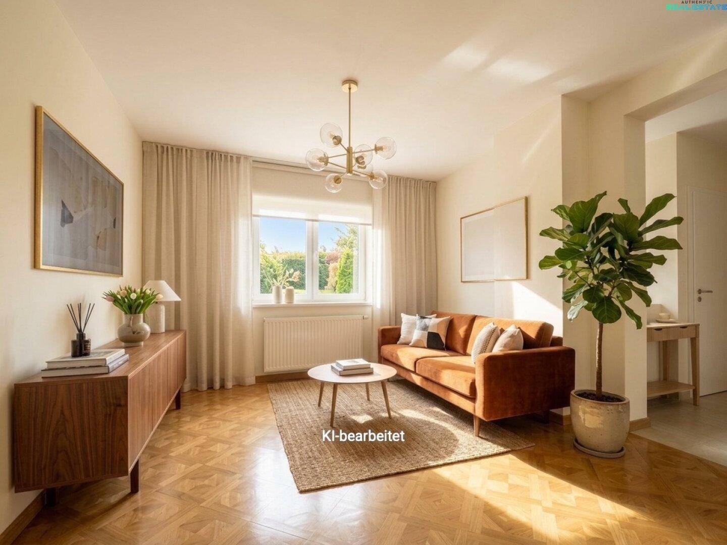 Modern inszeniertes Wohnzimmer mit Parkettboden und viel Tageslicht.