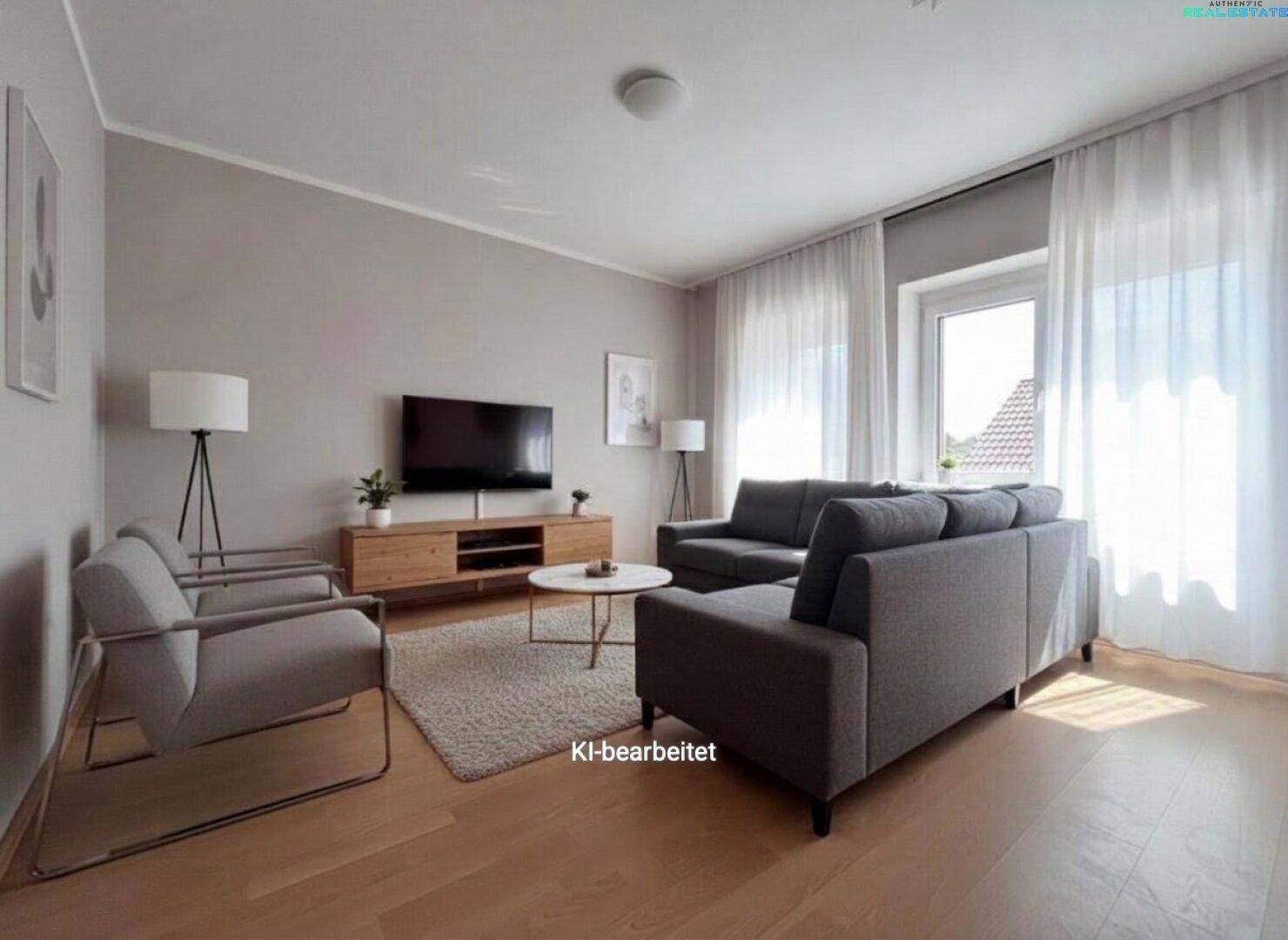 Modern eingerichtetes Wohnzimmer mit bequemen Sofas, Holzboden und großen Fenstern.