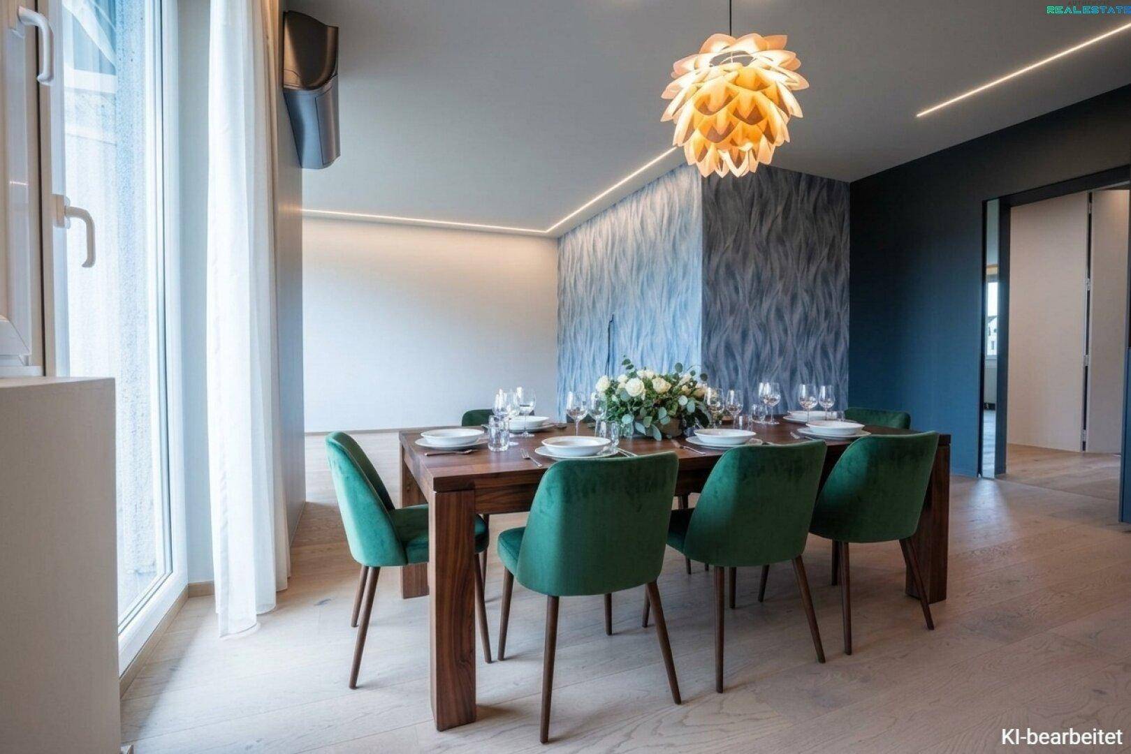 Stilvoller Essbereich mit gedecktem Holztisch, grünen Stühlen und großen Fenstern für viel Licht.