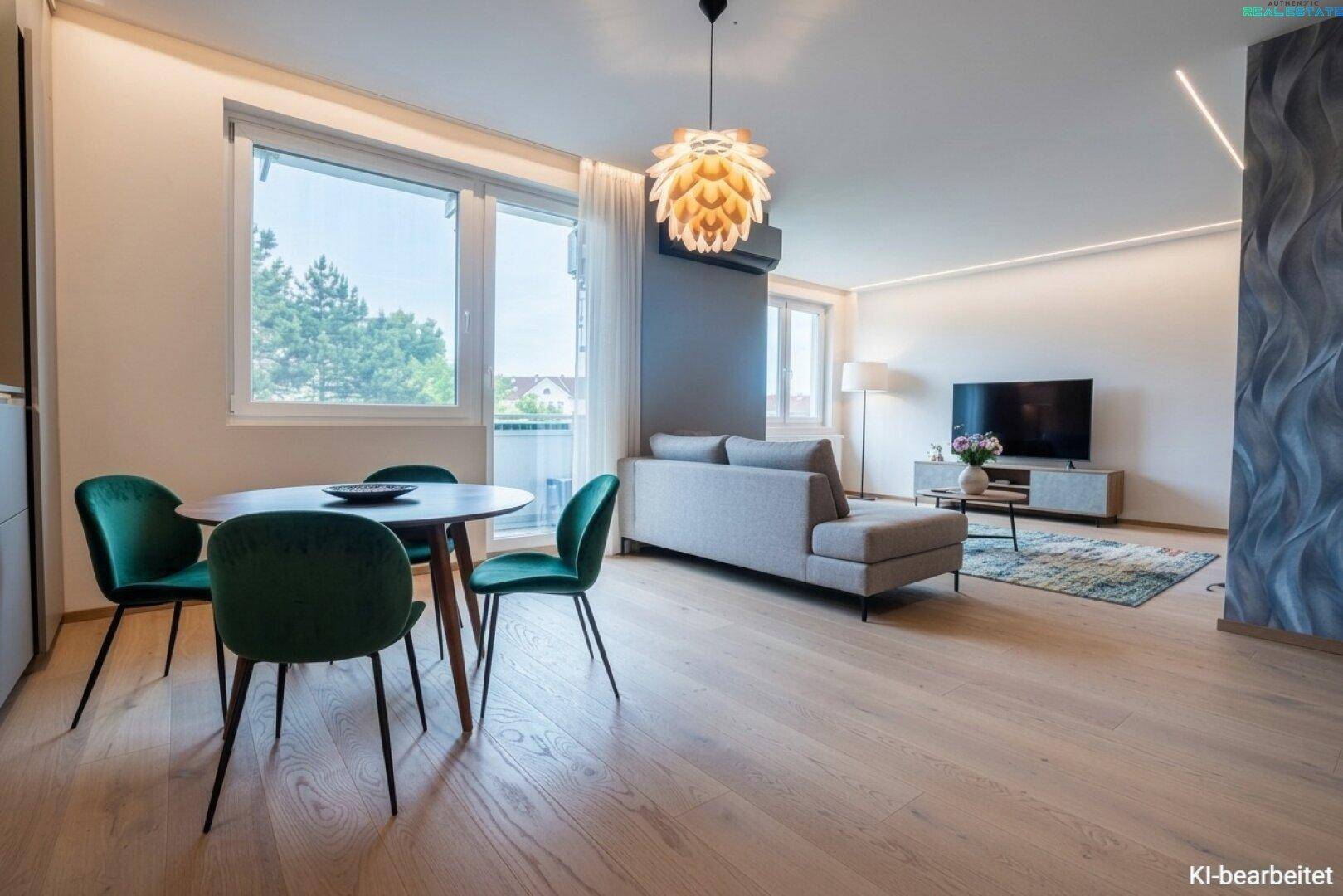 Heller Wohn- und Essbereich mit kleinem Esstisch, Sofa und Blick ins Freie durch große Fenster.