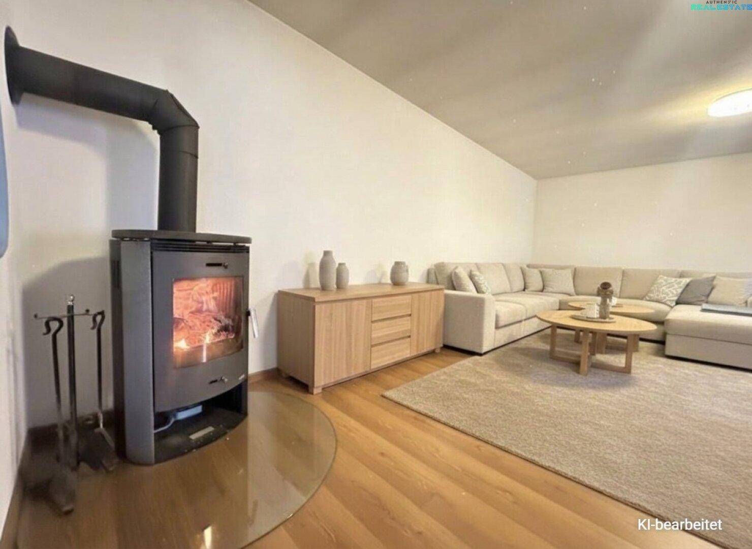 Gemütliches Wohnzimmer mit einem modernen Holzofen, beigem Sofa und Holzboden.
