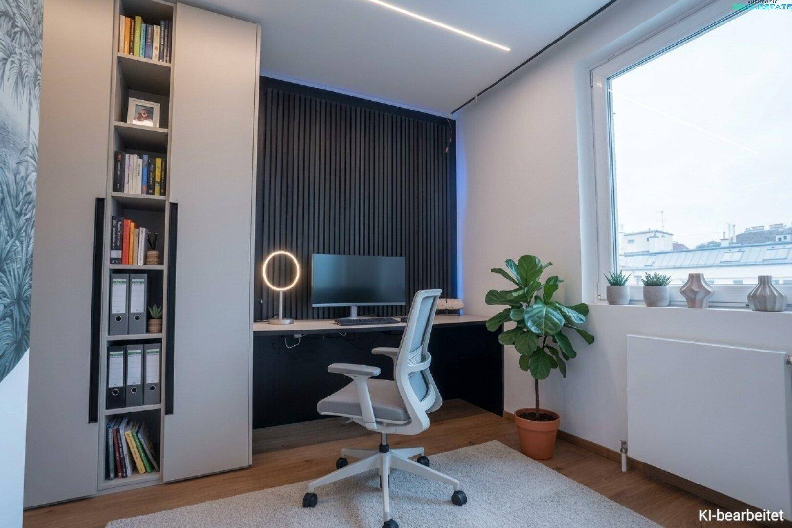 Modernes Arbeitszimmer mit Schreibtisch, Bürostuhl und Bücherregal neben dem Fenster.