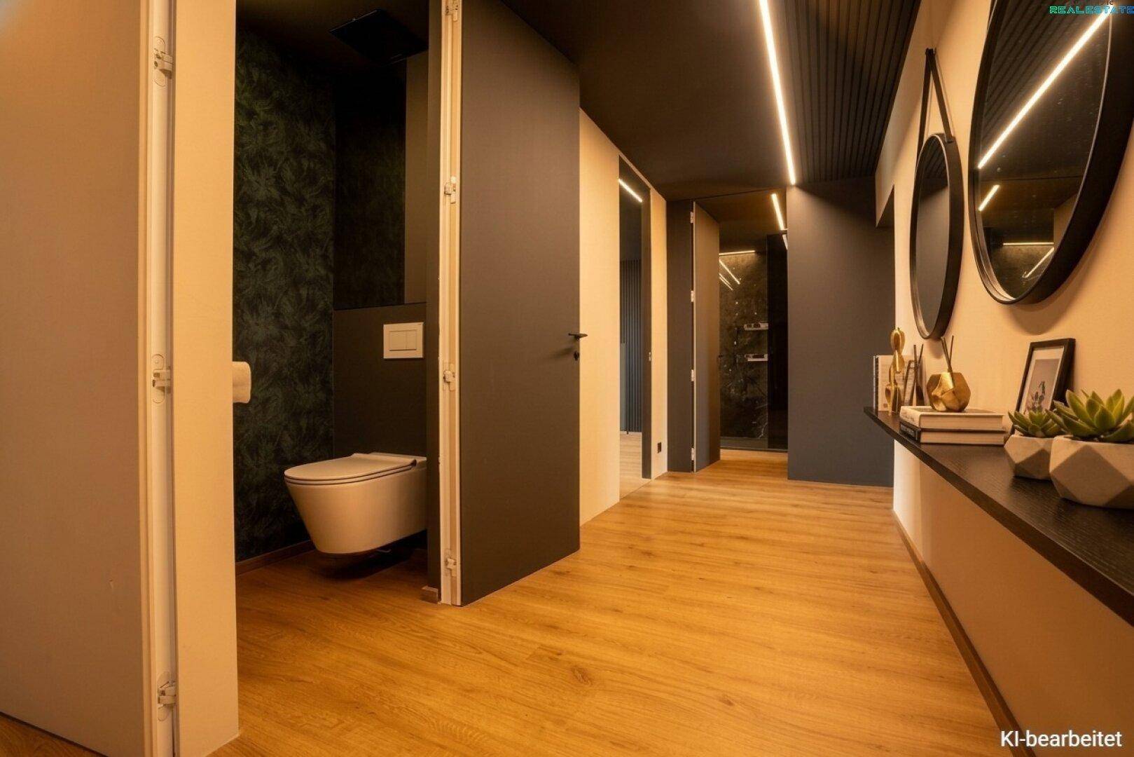 Heller Flur mit Holzboden, dekorativer Ablage und Blick in ein Gäste-WC.