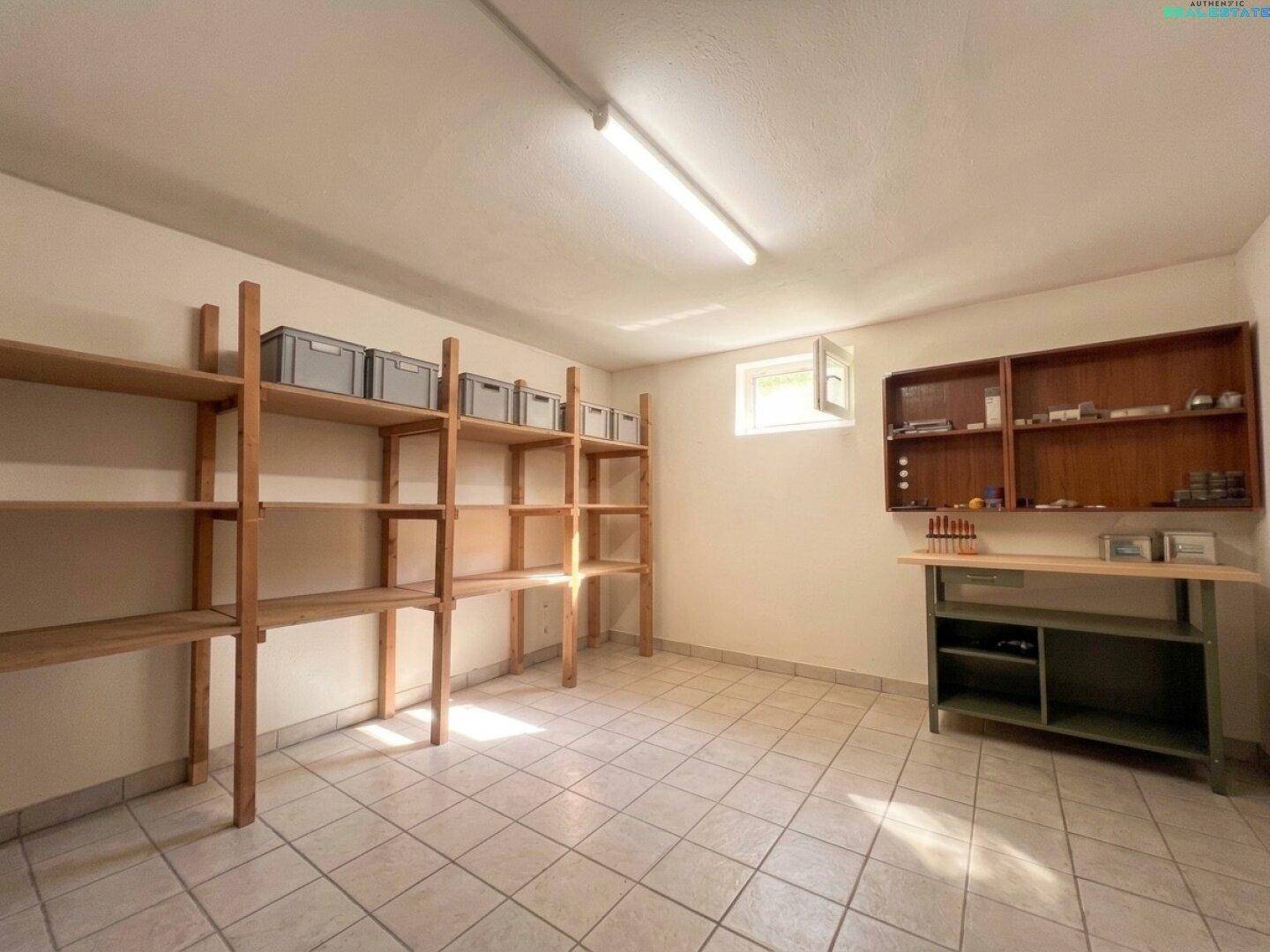 Praktischer Abstellraum im Keller mit Holzregalen und einem kleinen Fenster für Tageslicht.