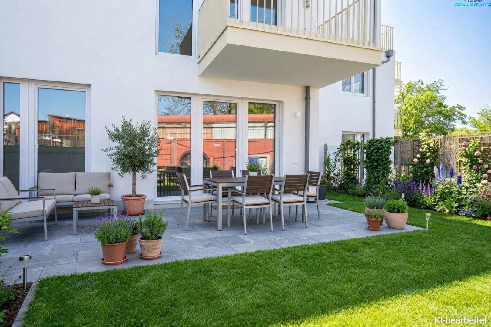 Große gepflasterte Terrasse mit Gartenmöbeln und angrenzendem gepflegten Rasenbereich.