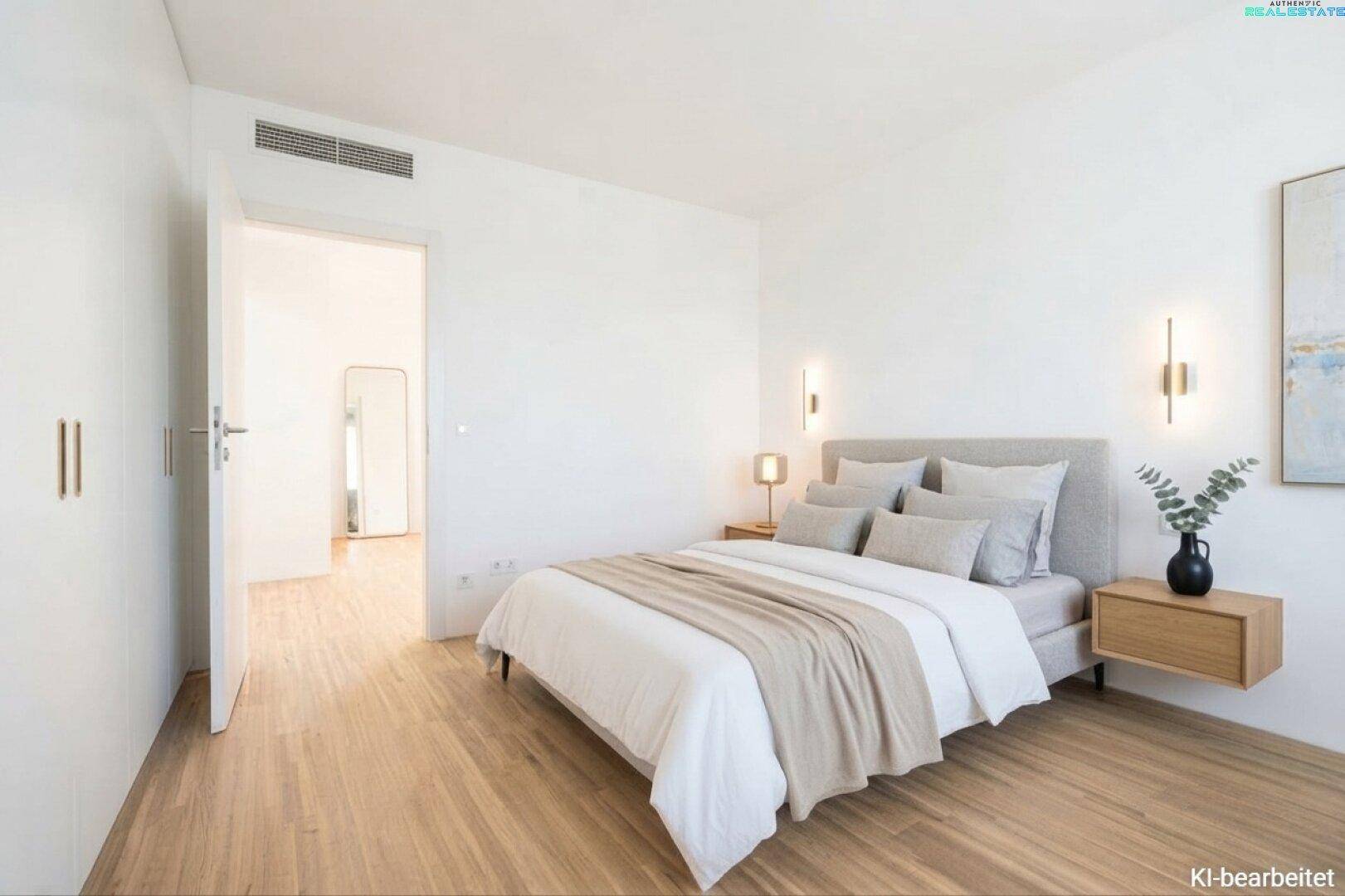 Helles Schlafzimmer mit Doppelbett, Holzboden und Einbauschränken.
