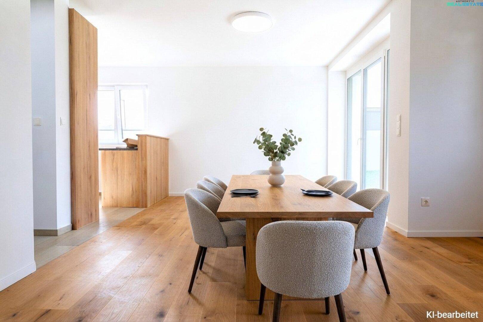 Moderner Essbereich mit Holztisch, bequemen Stühlen und Zugang zur Terrasse.