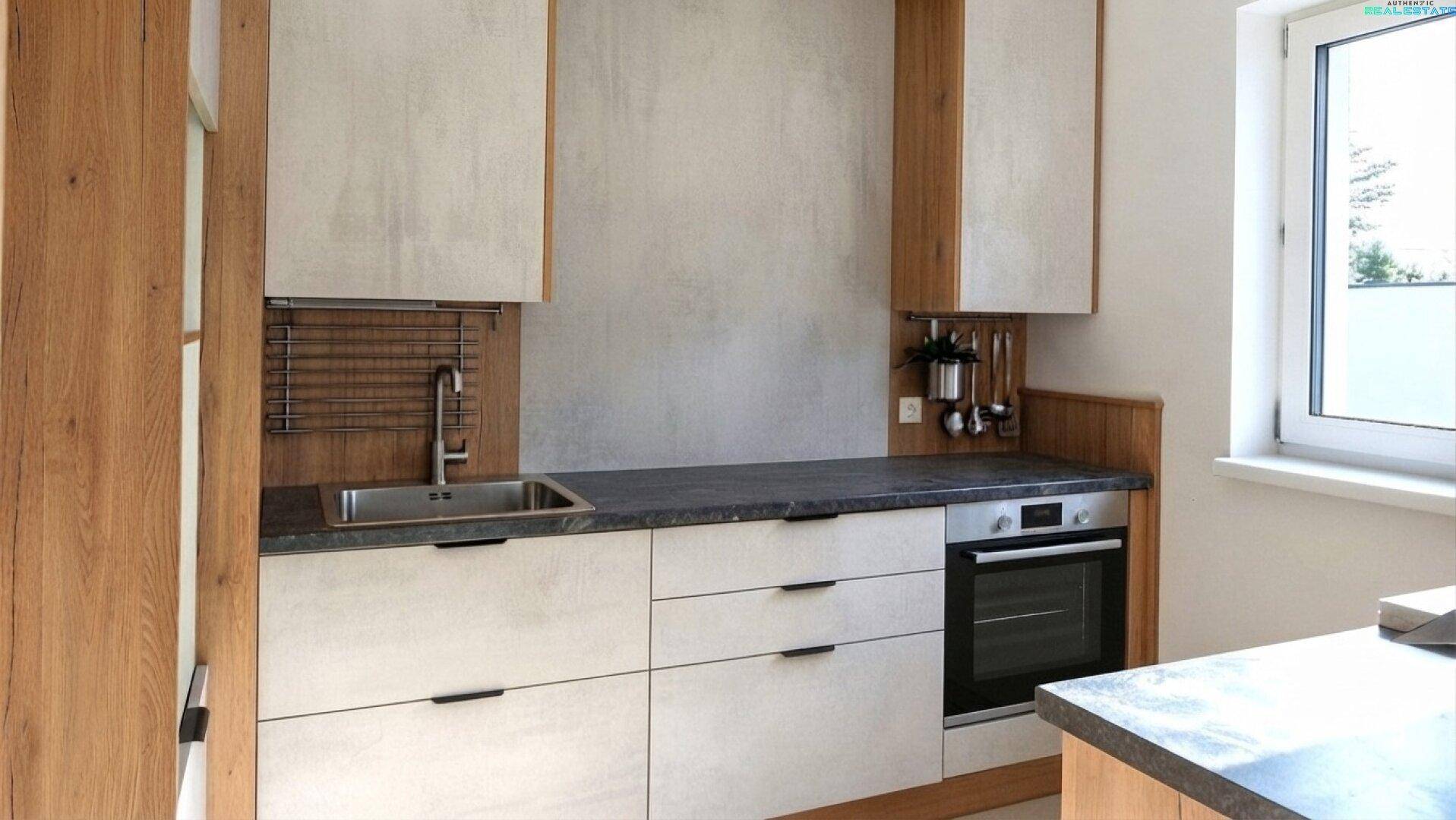 Moderne Einbauküche mit hellen Fronten, dunkler Arbeitsplatte und integriertem Backofen.