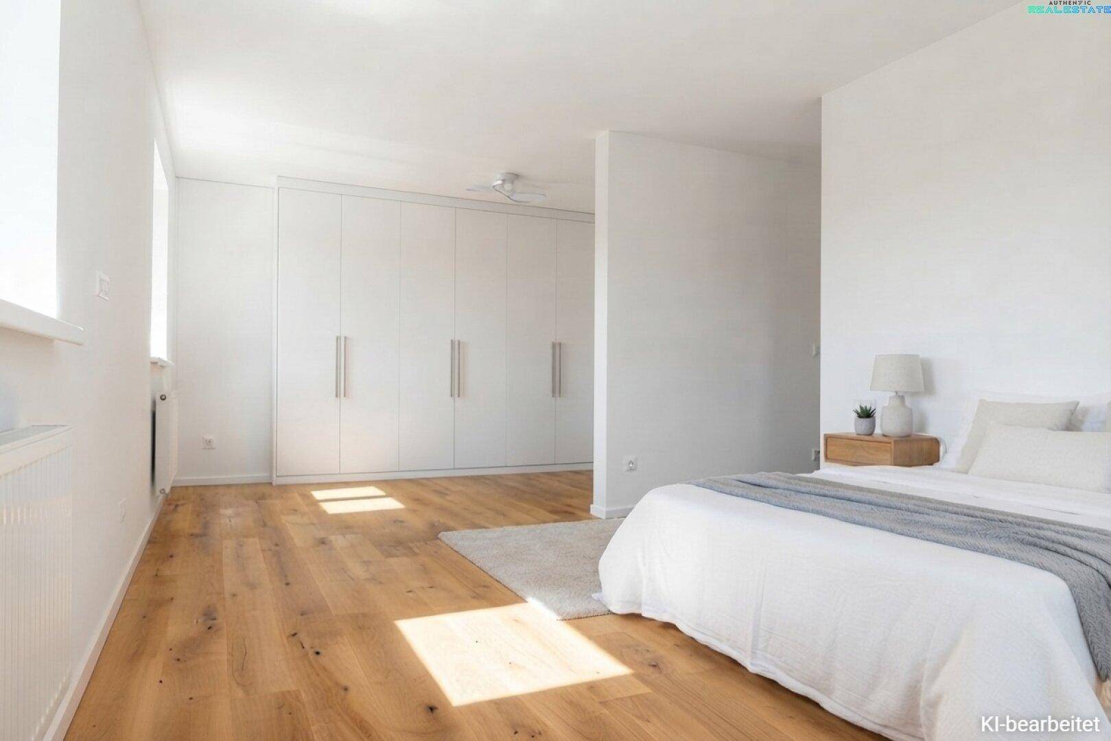 Geräumiges Schlafzimmer mit Holzboden, Einbauschränken und viel Tageslicht.