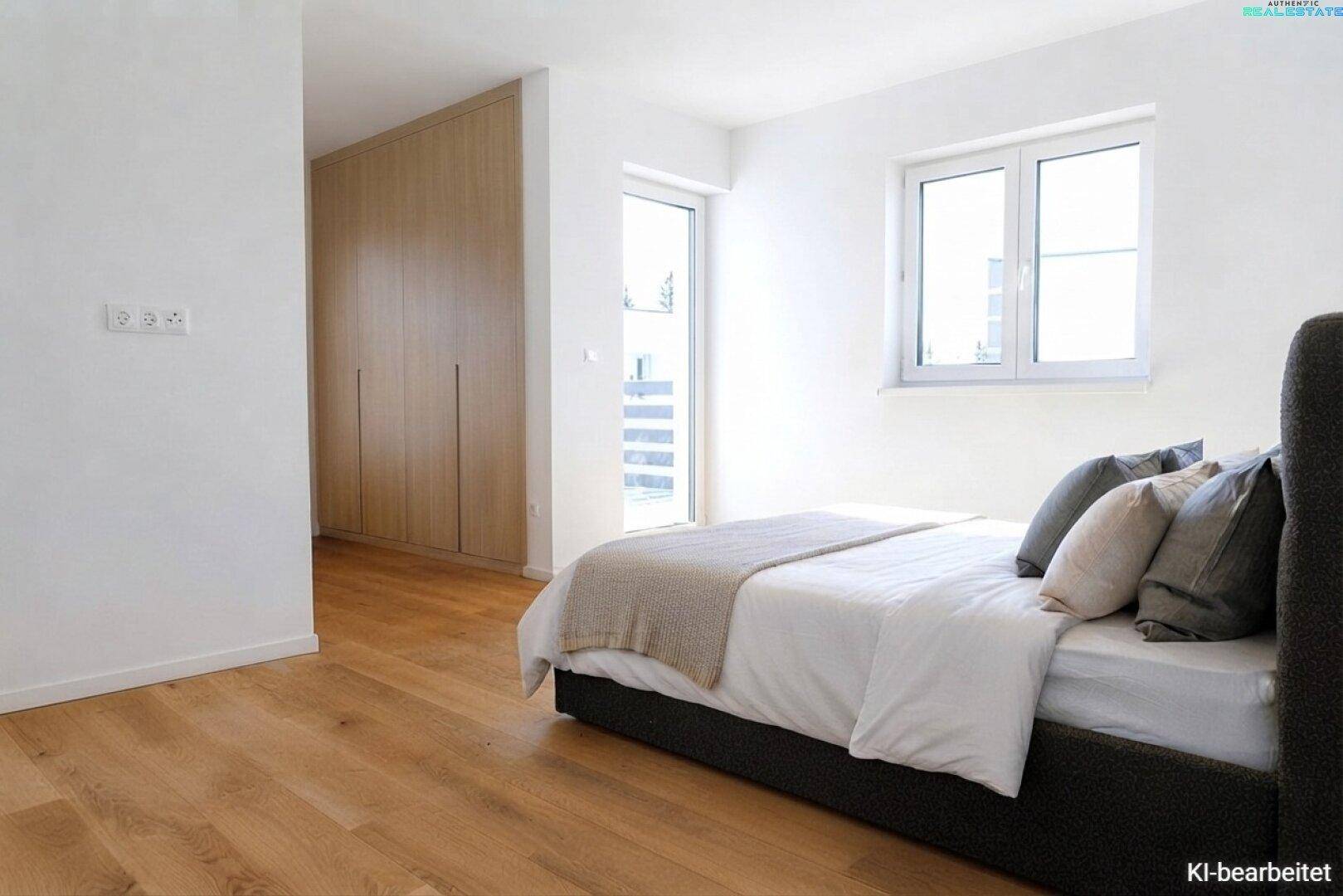 Schlafzimmer mit Holzboden, Balkonzugang und Einbauschränken.