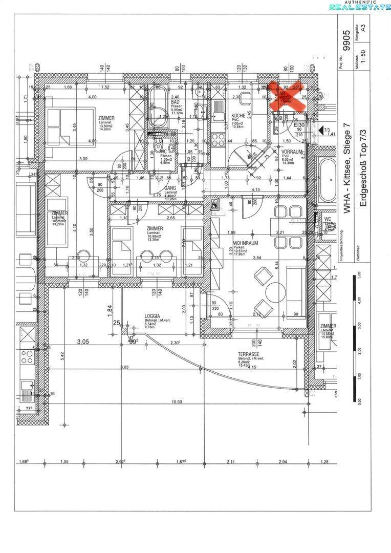 Grundriss des Erdgeschosses mit drei Schlafzimmern, Wohnbereich, Küche, Bad, separatem WC, Loggia und Terrasse.